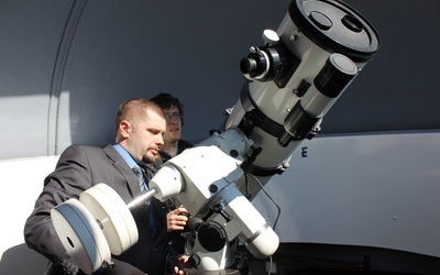 Niebo nad Sopotnią będzie można oglądac także dzięki nowopowstałemu Obserwatorium Astronomicznemu na dachu miejscowej szkoły