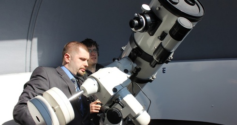 Niebo nad Sopotnią będzie można oglądac także dzięki nowopowstałemu Obserwatorium Astronomicznemu na dachu miejscowej szkoły