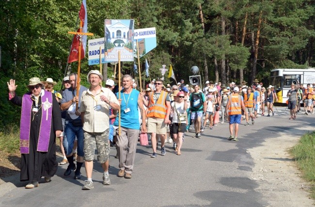 Pątnicy ruszają na szlak po kolejnym z odpoczynków