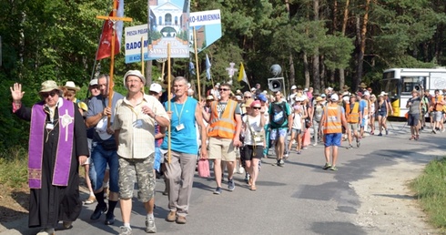 Pątnicy ruszają na szlak po kolejnym z odpoczynków