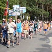 Pątnicy ruszają na szlak po kolejnym z odpoczynków