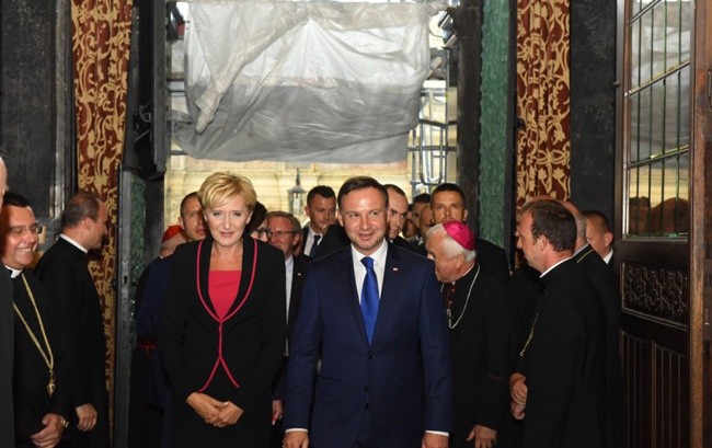Prezydent Andrzej Duda w katedrze i kryptach na Wawelu