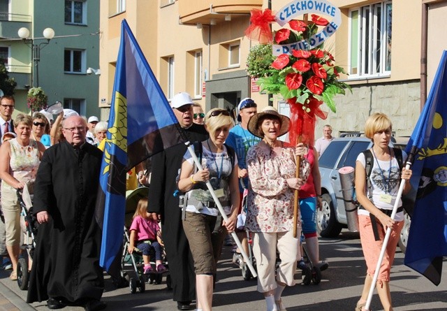 Kolumna czechowickich pielgrzymów wyruszyła spod kościoła NMP Królowej Polski