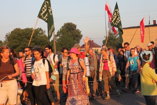 Z Borek Wielkich w stronę lasu za Dąbrową