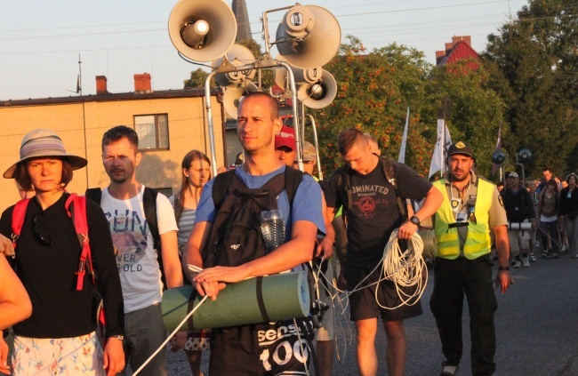 Z Borek Wielkich w stronę lasu za Dąbrową