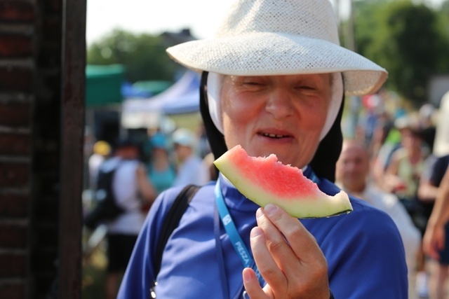 Pielgrzymi bielsko-żywieccy nie poddają się słońcu...