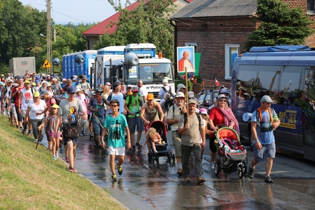 Pielgrzymi bielsko-żywieccy nie poddają się słońcu...