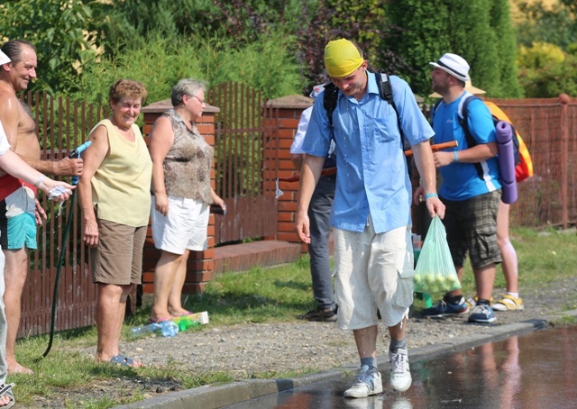 Pielgrzymi bielsko-żywieccy nie poddają się słońcu...