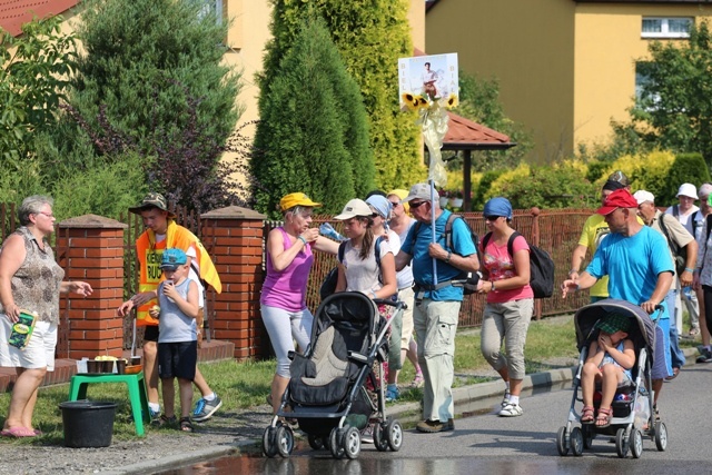 Pielgrzymi bielsko-żywieccy nie poddają się słońcu...