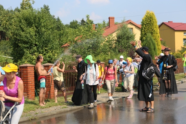 Pielgrzymi bielsko-żywieccy nie poddają się słońcu...