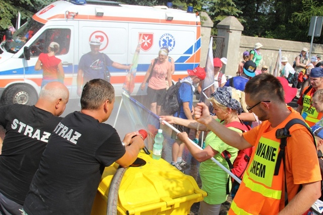 Pielgrzymi bielsko-żywieccy nie poddają się słońcu...