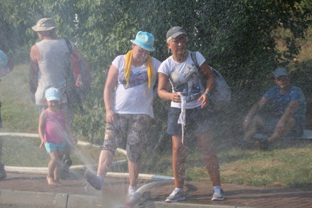 Pielgrzymi bielsko-żywieccy nie poddają się słońcu...