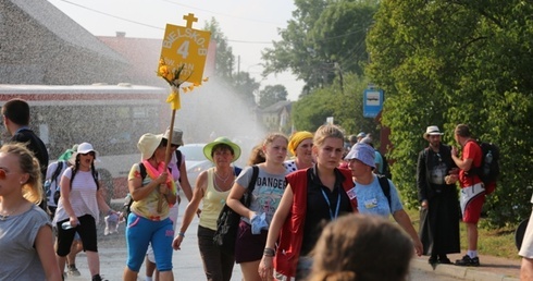 W wielu punktach trasy strażacy zadbali o schłodzenie pielgrzymów