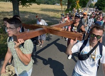 Pątnicy doskonale rozumieją, że pielgrzymka to także dźwiganie krzyża