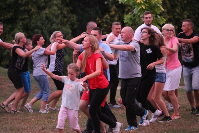 Na Jasną Górę młodzi pielgrzymi idą tańcząc