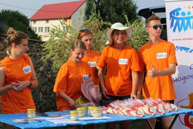 Na Jasną Górę młodzi pielgrzymi idą tańcząc