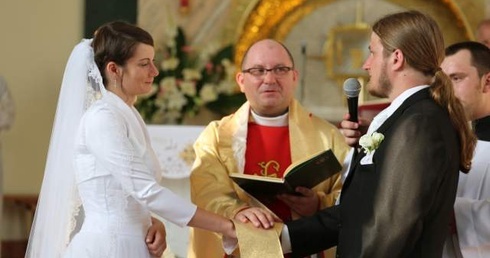 Pielgrzymkowe sakramentalne "tak" Paulina i Norbert powiedzieli sobie w obecności ks. Stanisława Joneczki