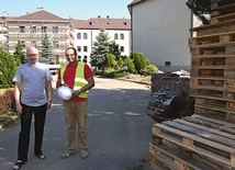  – Choć aura nie zawsze sprzyja, prace remontowe w seminarium posuwają się zgodnie z planem – zapewniają (od lewej) ks. Mariusz Wincewicz  i Grzegorz Bogusz