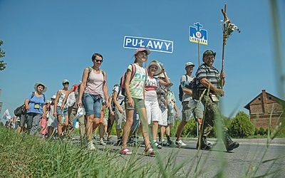5.08.2015. Łaziska (woj. lubelskie). Uczestnicy 37. Lubelskiej Pieszej Pielgrzymki na Jasną Górę przechodzą przez wieś Łaziska. Mają przed sobą 320 kilometrów, a pod Jasną Górę dotrą w uroczystość Wniebowzięcia Najświętszej Maryi Panny 15 sierpnia.