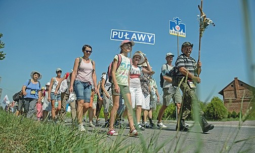 5.08.2015. Łaziska (woj. lubelskie). Uczestnicy 37. Lubelskiej Pieszej Pielgrzymki na Jasną Górę przechodzą przez wieś Łaziska. Mają przed sobą 320 kilometrów, a pod Jasną Górę dotrą w uroczystość Wniebowzięcia Najświętszej Maryi Panny 15 sierpnia.
