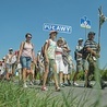 5.08.2015. Łaziska (woj. lubelskie). Uczestnicy 37. Lubelskiej Pieszej Pielgrzymki na Jasną Górę przechodzą przez wieś Łaziska. Mają przed sobą 320 kilometrów, a pod Jasną Górę dotrą w uroczystość Wniebowzięcia Najświętszej Maryi Panny 15 sierpnia.