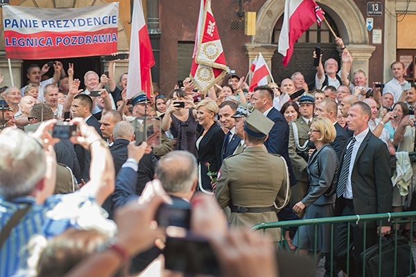 Po Mszy św. w archikatedrze  św. Jana para prezydencka przeszła ul. Świętojańską do Zamku Królewskiego. Prezydenta i jego małżonkę pozdrawiali licznie zgromadzeni Polacy 