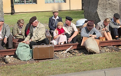 Przed halą nr 5 przybyli do obozu warszawiacy oczekiwali na segregację. Na zdjęciu rekonstrukcja historyczna wydarzeń z sierpnia 1944 r.