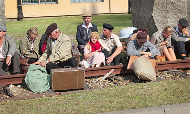 Przed halą nr 5 przybyli do obozu warszawiacy oczekiwali na segregację. Na zdjęciu rekonstrukcja historyczna wydarzeń z sierpnia 1944 r.