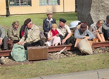 Przed halą nr 5 przybyli do obozu warszawiacy oczekiwali na segregację. Na zdjęciu rekonstrukcja historyczna wydarzeń z sierpnia 1944 r.