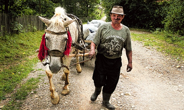 Ludwik Majerik pracuje przy wypalaniu węgla drzewnego. Pod wieczór wraca do domu, rozładowuje worki z węglem i jedyne, o czym marzy, to szybka kąpiel i odpoczynek