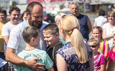  Dzieci pochodzą z biednych rodzin pokrzywdzonych przez wojnę – wiele z nich straciło domy, rodzice niektórych zginęli na froncie lub są w niewoli