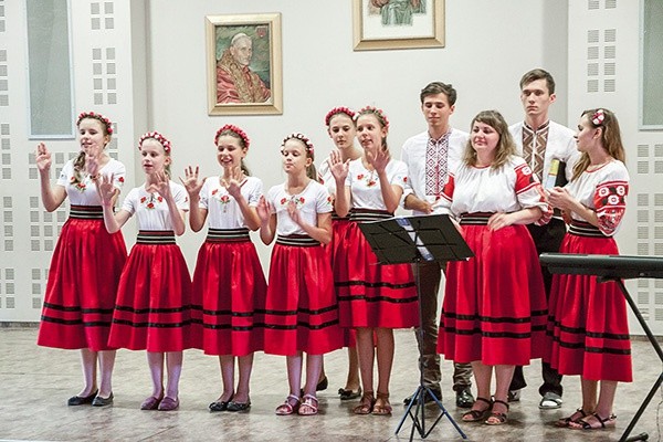  Dzieci i młodzież z ukraińskiego zespołu „Faustyna” w recitalu nawiązującym do kresowych tradycji ich przodków 