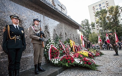 Uroczystości przy pomniku u zbiegu ulicy Leszno i al. Solidarności odbywają się co roku 5 sierpnia