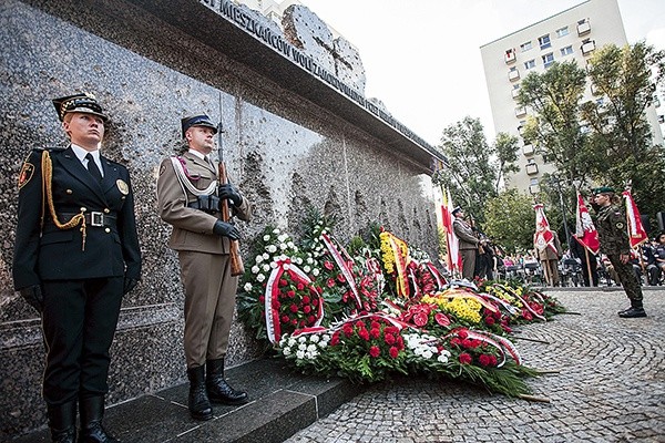 Uroczystości przy pomniku u zbiegu ulicy Leszno i al. Solidarności odbywają się co roku 5 sierpnia