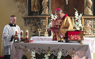 Bp Jan Styrna poświęcił nowe tabernakulum oraz monstrancję, świeczniki i ornaty