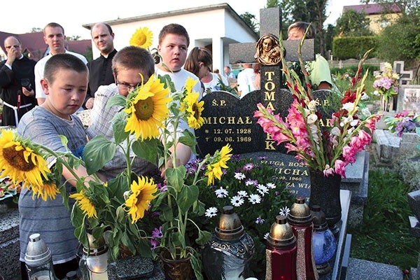 Mieszkańcy Łękawicy i goście modlili się przy grobie rodziców o. Michała Tomaszka, na którym znajduje się płyta  jego pamięci