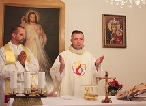  Pierwszą Mszę św. w intencji Klubu Tysiąca ŚDM sprawowali księża Tomasz Wojtyła (z lewej) i ks. Tomasz Gwoździewicz