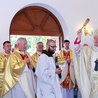 Bp Andrzej Jeż poświęcił  w czasie uroczystości kaplicę cmentarną. Z lewej ks. Zdzisław Socha
