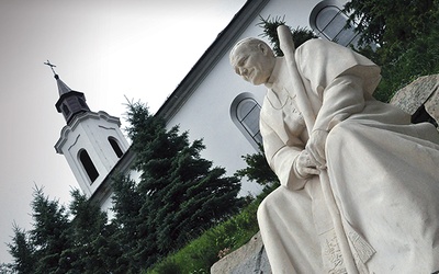 Jan Paweł II patrzy spod piwniczańskiego kościoła  na swoje góry 