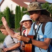 Łowiccy piegrzymi zmierzają do Czarnej Madonny