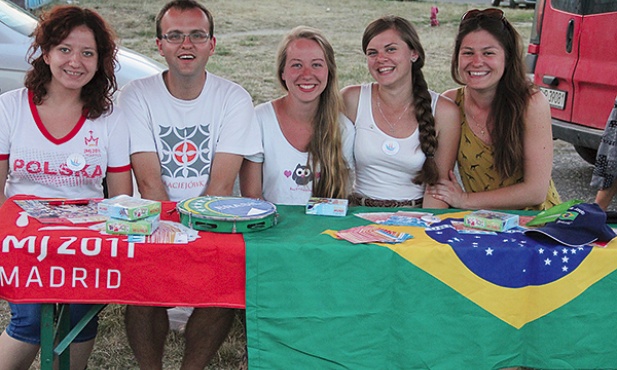  Marta (z prawej) i wielu innych wolontariuszy wykorzystują każdą możliwą okazję do promowania ŚDM, m.in. na pielgrzymce