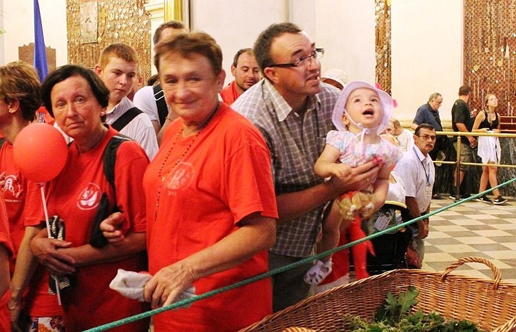 Pielgrzymi bielsko-żywieccy przed ikoną Matki Bożej Jasnogórskiej - cz. 1