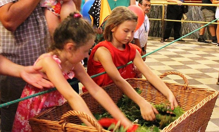 Pielgrzymi bielsko-żywieccy przed ikoną Matki Bożej Jasnogórskiej - cz. 1