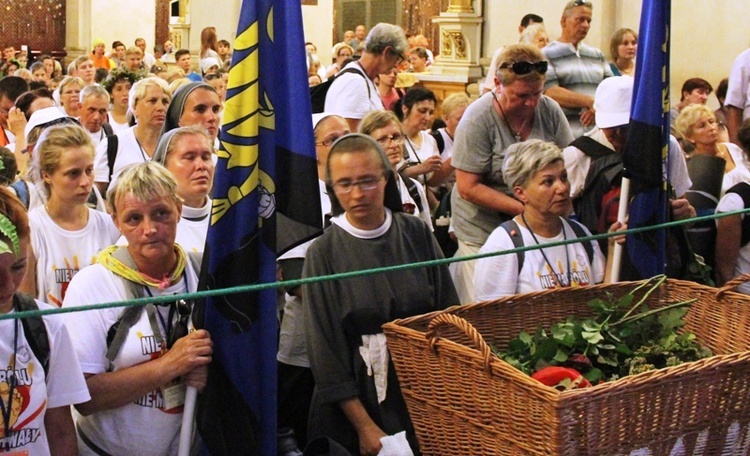 Pielgrzymi bielsko-żywieccy przed ikoną Matki Bożej Jasnogórskiej - cz. 1