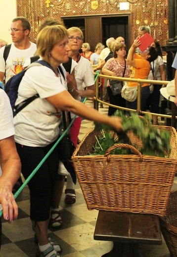 Pielgrzymi bielsko-żywieccy przed ikoną Matki Bożej Jasnogórskiej - cz. 1