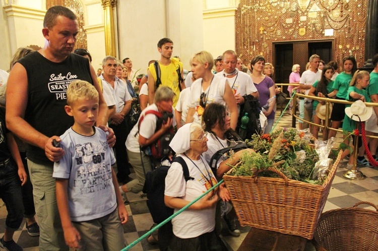 Pielgrzymi bielsko-żywieccy przed ikoną Matki Bożej Jasnogórskiej - cz. 1