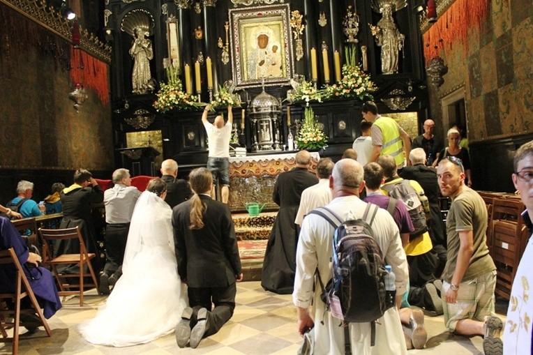 Pielgrzymi bielsko-żywieccy przed ikoną Matki Bożej Jasnogórskiej - cz. 2