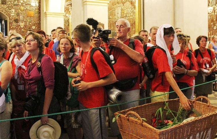 Pielgrzymi bielsko-żywieccy przed ikoną Matki Bożej Jasnogórskiej - cz. 2