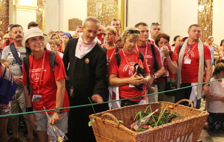 Pielgrzymi bielsko-żywieccy przed ikoną Matki Bożej Jasnogórskiej - cz. 2