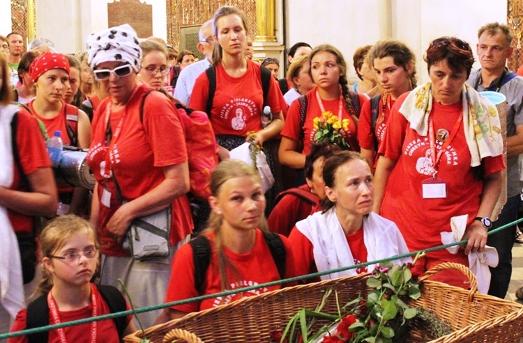 Pielgrzymi bielsko-żywieccy przed ikoną Matki Bożej Jasnogórskiej - cz. 2